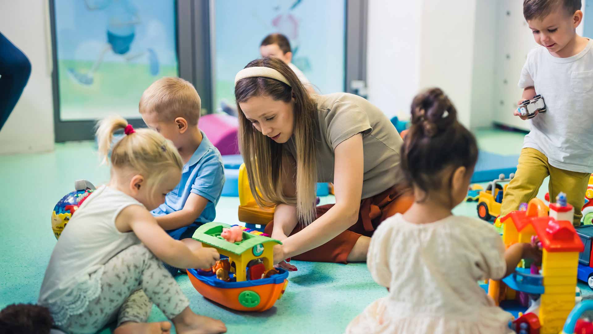 Childcare Options in France - 044_Education_primaire_AdobeStock_117888873_1920x1080