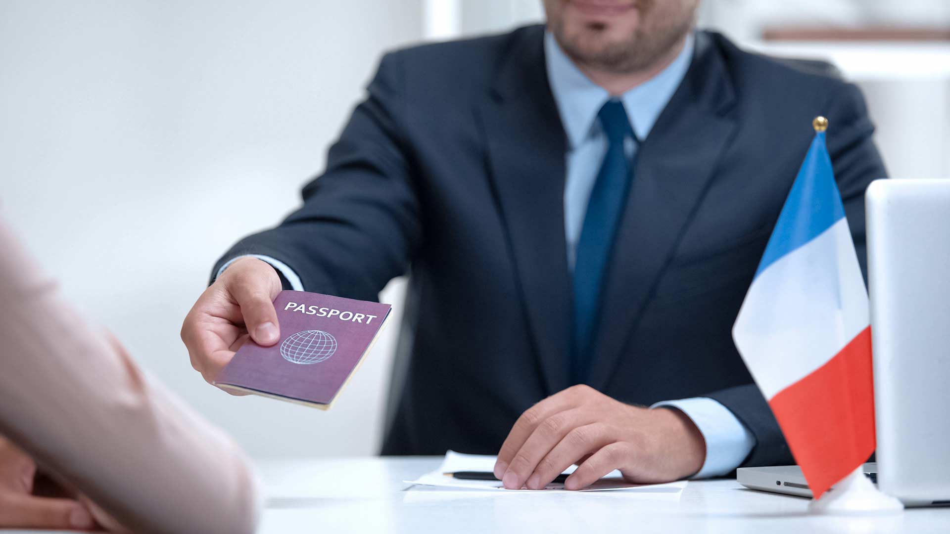Primera fase del traslado a la región parisina: Obtención de un visado y un permiso de trabajo