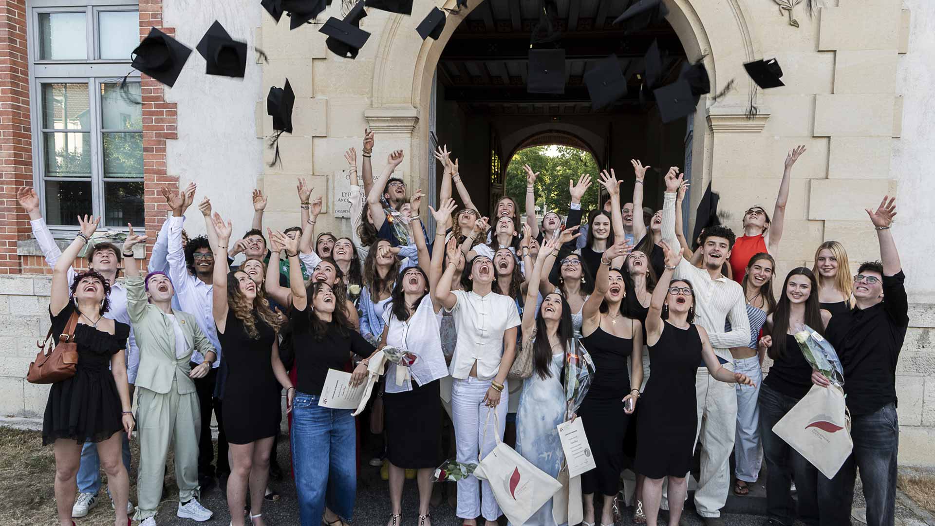 How International Sections Provide Top Education for Expat Children - Fontainebleau International High School – Terminales of the Anglophone Section of the Lycée François 1er in Fontainebleau celebrating their graduation